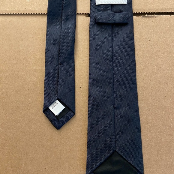 Burberry Men’s Tie. Blue. 2.75 inches wide. 58 inches long overall. Worn once. - Picture 4 of 9